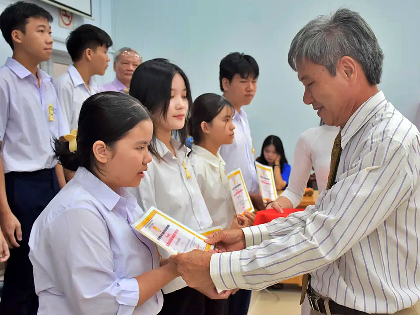 Hội Khuyến học Thành phố Hồ Chí Minh trao 372 suất học bổng cho học cho học sinh, sinh viên vượt khó - Ảnh 2.