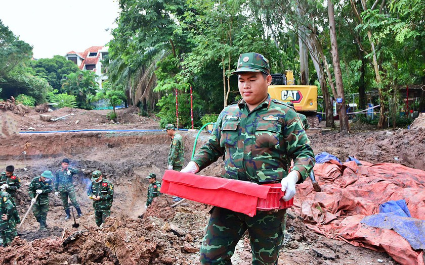 Mưa lớn g&acirc;y kh&oacute; khăn cho c&ocirc;ng t&aacute;c quy tập h&agrave;i cốt liệt sĩ tại C&ocirc;ng vi&ecirc;n L&ecirc; Thị Ri&ecirc;ng - Ảnh 2.