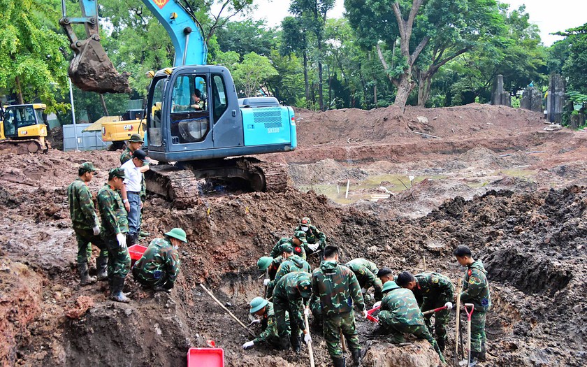 Mưa lớn g&acirc;y kh&oacute; khăn cho c&ocirc;ng t&aacute;c quy tập h&agrave;i cốt liệt sĩ tại C&ocirc;ng vi&ecirc;n L&ecirc; Thị Ri&ecirc;ng - Ảnh 1.