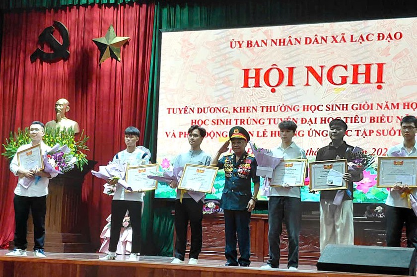 Quỹ khuyến xã Lạc Đạo (Hưng Yên) trao thưởng hơn 130 triệu đồng cho học sinh, giáo viên tiêu biểu - Ảnh 3.