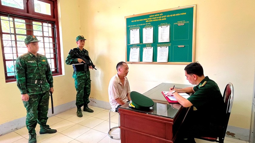 Bắt 2 đối tượng bu&ocirc;n b&aacute;n người qua bi&ecirc;n giới, n&uacute;p dưới "vỏ bọc" c&ocirc;ng nh&acirc;n v&agrave; thợ sửa xe m&aacute;y - Ảnh 3.