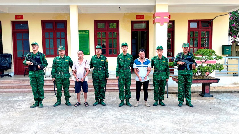 Bắt 2 đối tượng bu&ocirc;n b&aacute;n người qua bi&ecirc;n giới, n&uacute;p dưới "vỏ bọc" c&ocirc;ng nh&acirc;n v&agrave; thợ sửa xe m&aacute;y - Ảnh 1.