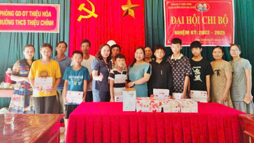 Nữ hiệu trưởng ở v&ugrave;ng qu&ecirc; Thanh Ho&aacute; say m&ecirc; c&ocirc;ng t&aacute;c khuyến học - Ảnh 1.