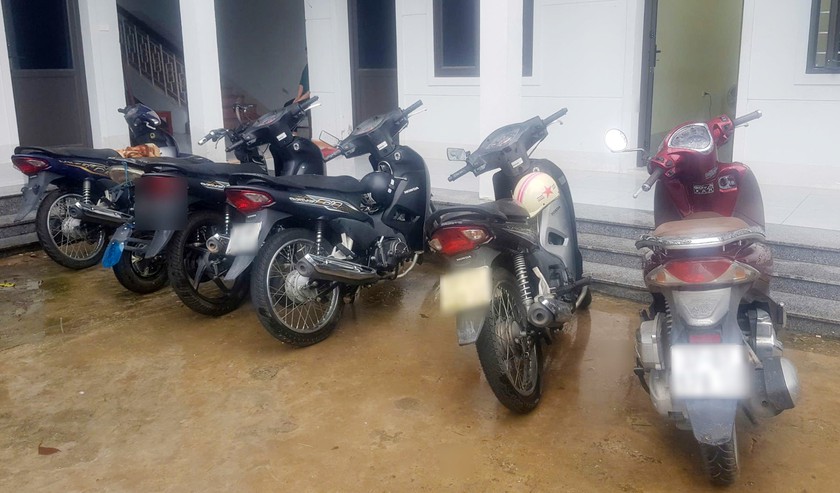 Bắt nh&oacute;m đối tượng chuy&ecirc;n trộm xe m&ocirc; t&ocirc; do chủ xe kh&ocirc;ng r&uacute;t ch&igrave;a kho&aacute; - Ảnh 1.