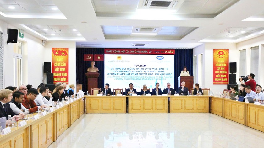 C&ocirc;ng an Th&agrave;nh phố Hồ Ch&iacute; Minh phối hợp với c&aacute;c cơ quan ngoại giao trong ph&ograve;ng, chống tội phạm ma t&uacute;y - Ảnh 1.