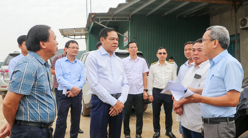 Chủ tịch tỉnh Nghệ An thị s&aacute;t y&ecirc;u cầu dừng hoạt động 9 mỏ, bến c&aacute;t - Ảnh 1.