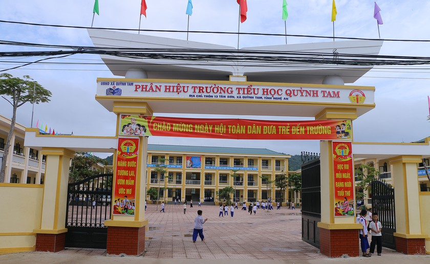 Nhiều phụ huynh đồng thuận đưa con đến Trường Tiểu học Quỳnh Tam - Ảnh 1.