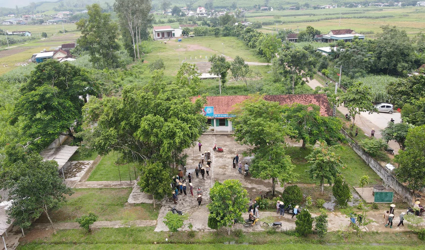 Nhiều phụ huynh đồng thuận đưa con đến Trường Tiểu học Quỳnh Tam - Ảnh 8.