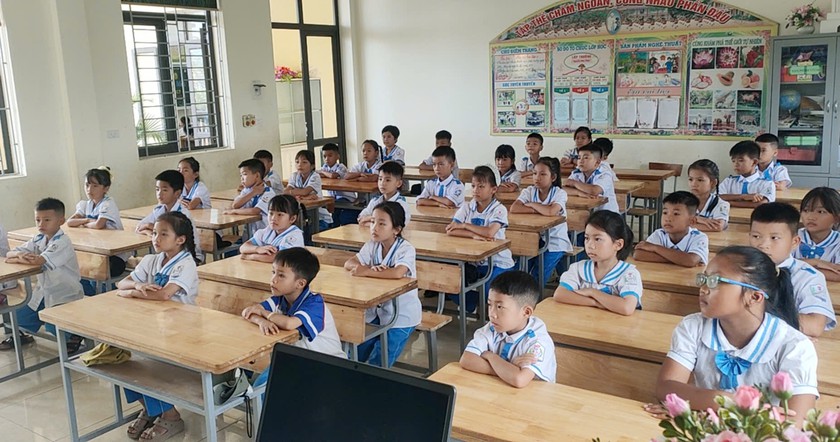 Nhiều phụ huynh đồng thuận đưa con đến Trường Tiểu học Quỳnh Tam - Ảnh 2.