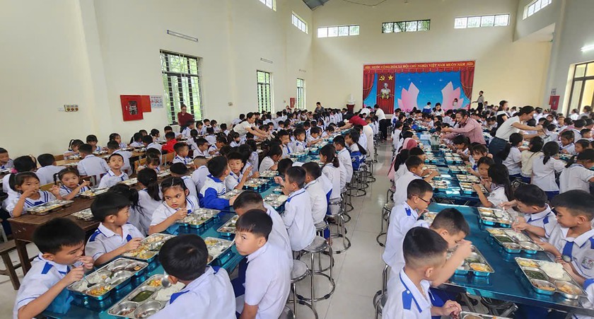 Nhiều phụ huynh đồng thuận đưa con đến Trường Tiểu học Quỳnh Tam - Ảnh 7.