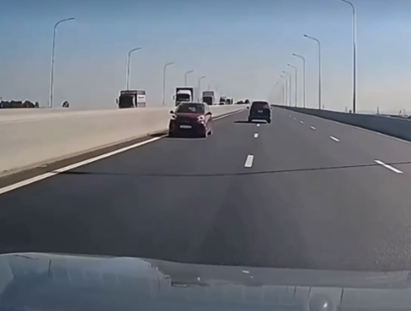 Xử phạt t&agrave;i xế l&aacute;i xe ngược chiều tr&ecirc;n cao tốc Cao Bồ - Mai Sơn- Ảnh 1.