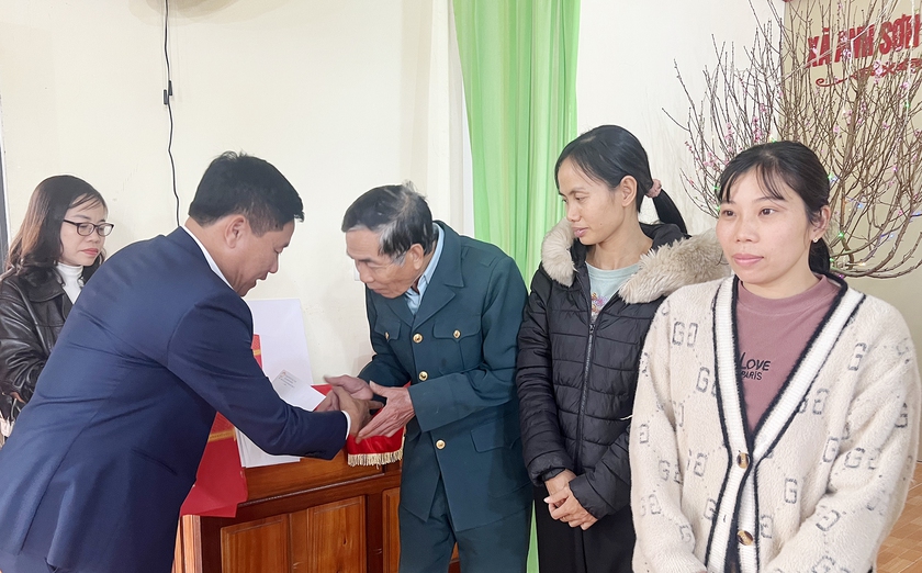 Trao 5 ng&ocirc;i nh&agrave; t&igrave;nh nghĩa c&ugrave;ng h&agrave;ng trăm suất qu&agrave; Tết đến b&agrave; con ngh&egrave;o ở Nghệ An - Ảnh 2.