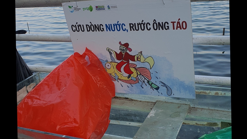 Phong tục thả c&aacute; ch&eacute;p v&agrave;o ng&agrave;y &ocirc;ng C&ocirc;ng &ocirc;ng T&aacute;o: N&eacute;t đẹp d&acirc;n gian của người Việt - Ảnh 2.