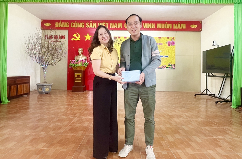 Trao 5 ng&ocirc;i nh&agrave; t&igrave;nh nghĩa c&ugrave;ng h&agrave;ng trăm suất qu&agrave; Tết đến b&agrave; con ngh&egrave;o ở Nghệ An - Ảnh 8.