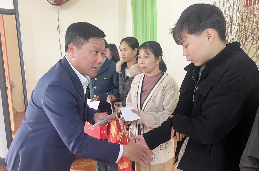 Trao 5 ng&ocirc;i nh&agrave; t&igrave;nh nghĩa c&ugrave;ng h&agrave;ng trăm suất qu&agrave; Tết đến b&agrave; con ngh&egrave;o ở Nghệ An - Ảnh 4.