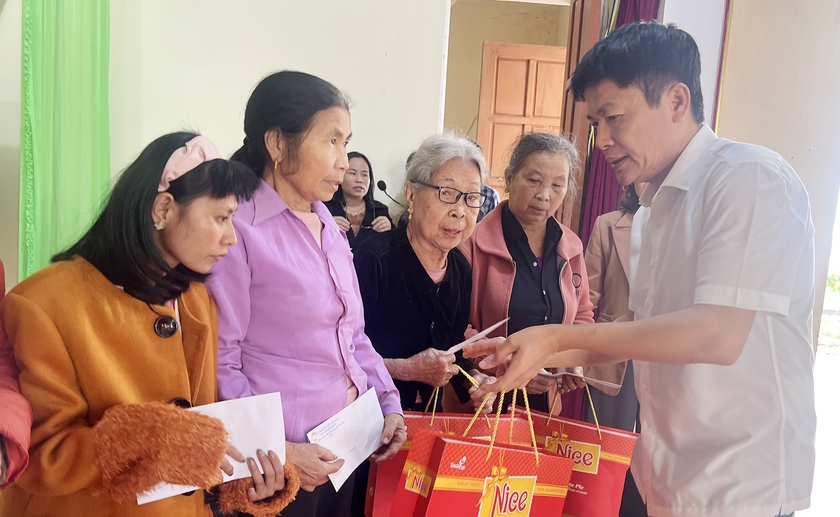 Trao 5 ng&ocirc;i nh&agrave; t&igrave;nh nghĩa c&ugrave;ng h&agrave;ng trăm suất qu&agrave; Tết đến b&agrave; con ngh&egrave;o ở Nghệ An - Ảnh 5.