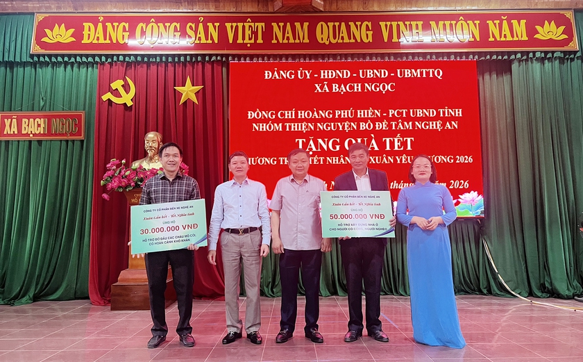 Trao 5 ng&ocirc;i nh&agrave; t&igrave;nh nghĩa c&ugrave;ng h&agrave;ng trăm suất qu&agrave; Tết đến b&agrave; con ngh&egrave;o ở Nghệ An - Ảnh 7.