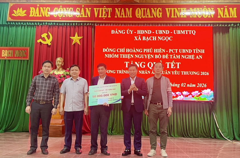 Trao 5 ng&ocirc;i nh&agrave; t&igrave;nh nghĩa c&ugrave;ng h&agrave;ng trăm suất qu&agrave; Tết đến b&agrave; con ngh&egrave;o ở Nghệ An - Ảnh 6.