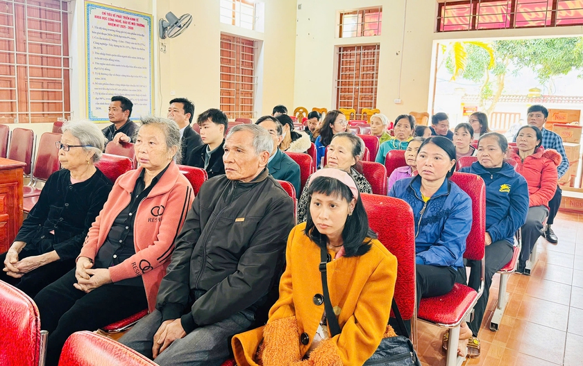 Trao 5 ng&ocirc;i nh&agrave; t&igrave;nh nghĩa c&ugrave;ng h&agrave;ng trăm suất qu&agrave; Tết đến b&agrave; con ngh&egrave;o ở Nghệ An - Ảnh 9.