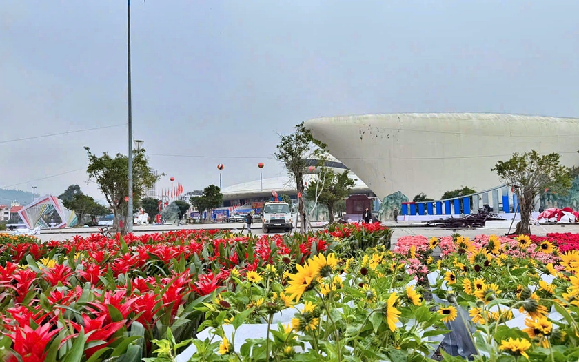 Lần đầu ti&ecirc;n Quảng Ninh tổ chức Đại lộ hoa v&agrave; c&ocirc;ng nghệ &aacute;nh s&aacute;ng b&ecirc;n Vịnh kỳ quan - Ảnh 1.
