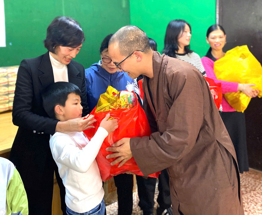 Hội Khuyến học tỉnh L&acirc;m Đồng trao qu&agrave; Tết &yacute; nghĩa cho học sinh L&agrave;ng SOS v&agrave; bệnh nhi - Ảnh 4.