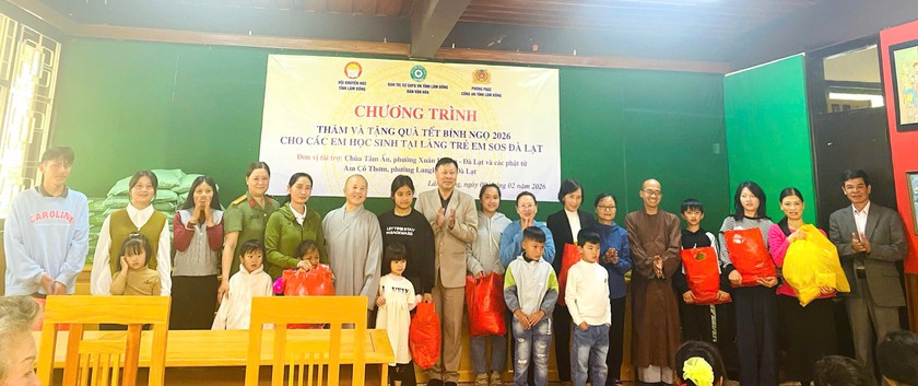 Hội Khuyến học tỉnh L&acirc;m Đồng trao qu&agrave; Tết &yacute; nghĩa cho học sinh L&agrave;ng SOS v&agrave; bệnh nhi - Ảnh 1.