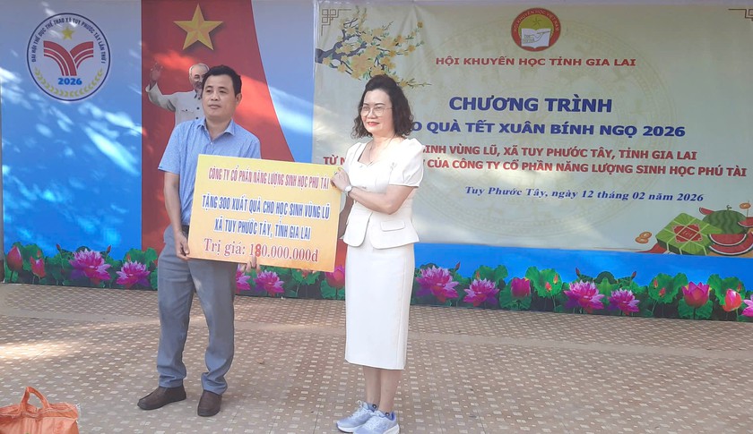 Hội Khuyến học tỉnh Gia Lai kết nối trao 300 suất qu&agrave; Tết cho học sinh v&ugrave;ng lũ - Ảnh 2.