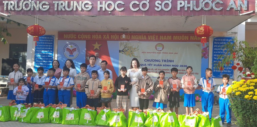 Hội Khuyến học tỉnh Gia Lai kết nối trao 300 suất qu&agrave; Tết cho học sinh v&ugrave;ng lũ - Ảnh 3.