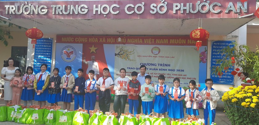 Hội Khuyến học tỉnh Gia Lai kết nối trao 300 suất qu&agrave; Tết cho học sinh v&ugrave;ng lũ - Ảnh 4.