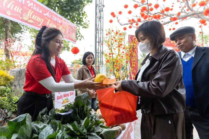 Gần 34 tỷ đồng qu&agrave; 'Tết nh&acirc;n &aacute;i' đến tay hơn 56.000 người d&acirc;n Hải Ph&ograve;ng - Ảnh 1.