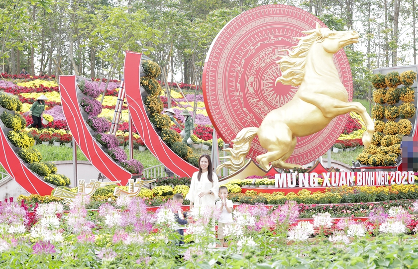 Nghệ An rộn r&agrave;ng sắc xu&acirc;n đ&oacute;n Tết B&iacute;nh Ngọ - Ảnh 1.