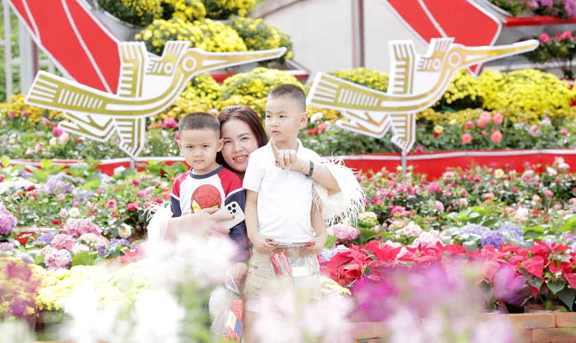 Nghệ An rộn r&agrave;ng sắc xu&acirc;n đ&oacute;n Tết B&iacute;nh Ngọ - Ảnh 9.