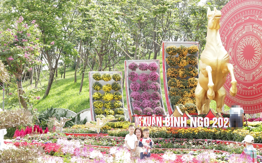 Nghệ An rộn r&agrave;ng sắc xu&acirc;n đ&oacute;n Tết B&iacute;nh Ngọ - Ảnh 2.
