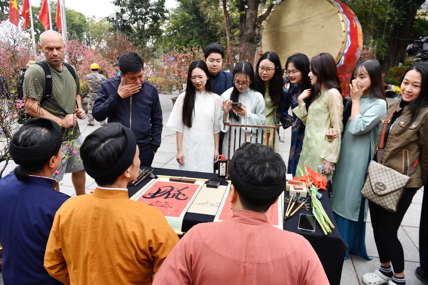 Nhiều hoạt động n&aacute;o nhiệt b&ecirc;n hồ Gươm dịp Tết - Ảnh 1.