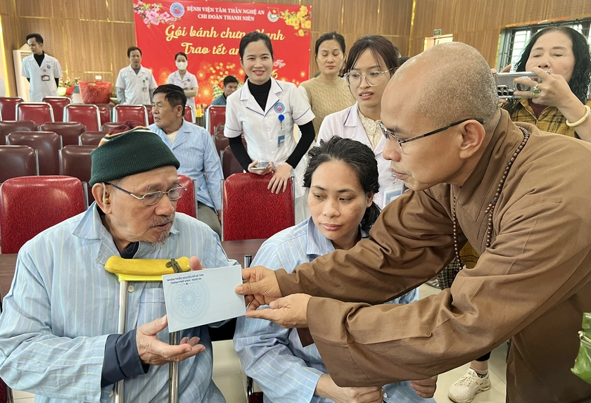 Trao 140 suất qu&agrave; cho bệnh nh&acirc;n ng&agrave;y cận Tết - Ảnh 8.