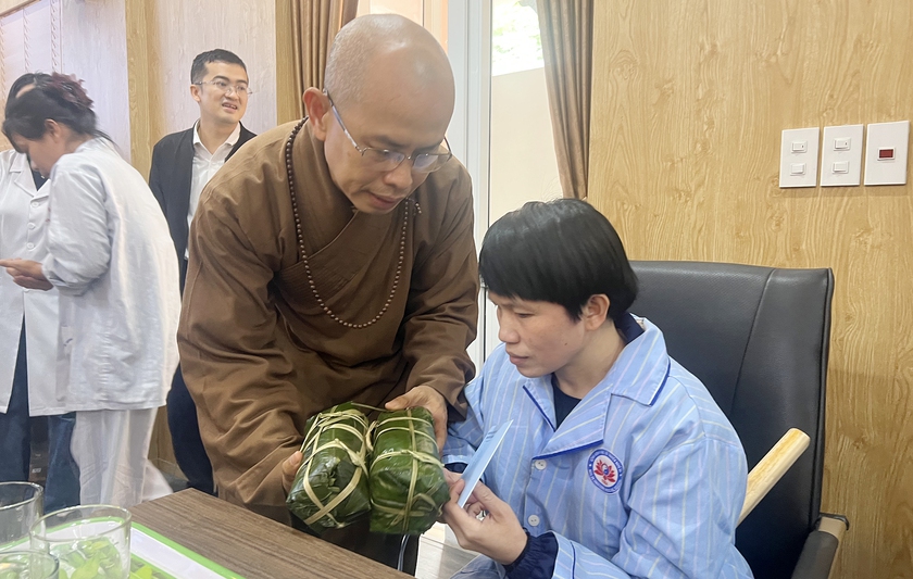 Trao 140 suất qu&agrave; cho bệnh nh&acirc;n ng&agrave;y cận Tết - Ảnh 10.