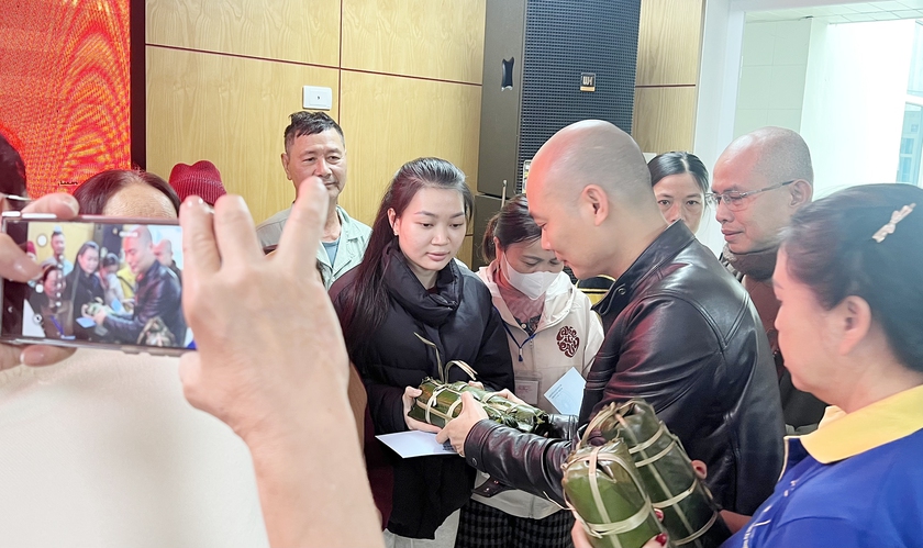 Trao 140 suất qu&agrave; cho bệnh nh&acirc;n ng&agrave;y cận Tết - Ảnh 2.