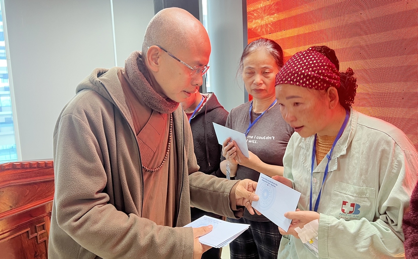 Trao 140 suất qu&agrave; cho bệnh nh&acirc;n ng&agrave;y cận Tết - Ảnh 4.