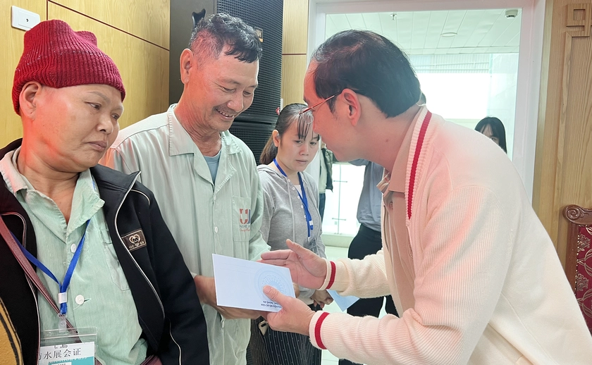 Trao 140 suất qu&agrave; cho bệnh nh&acirc;n ng&agrave;y cận Tết - Ảnh 7.