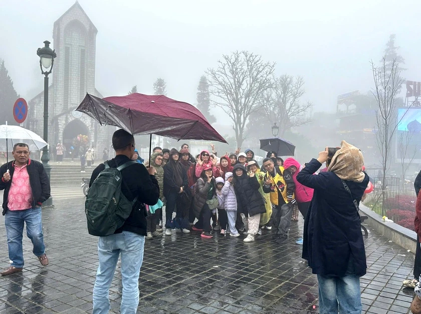 Sa Pa “cháy phòng” nghỉ từ mùng 2 Tết - Ảnh 1.