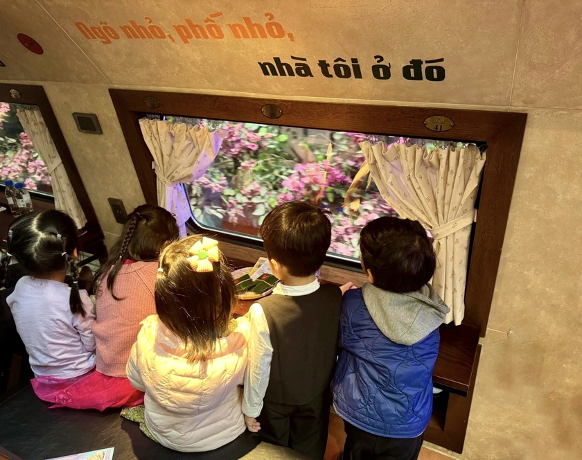 S&aacute;ng kiến du xu&acirc;n tr&ecirc;n t&agrave;u hỏa: &ldquo;Chở m&ugrave;a xu&acirc;n về&rdquo; t&aacute;i hiện Tết xưa - Ảnh 1.