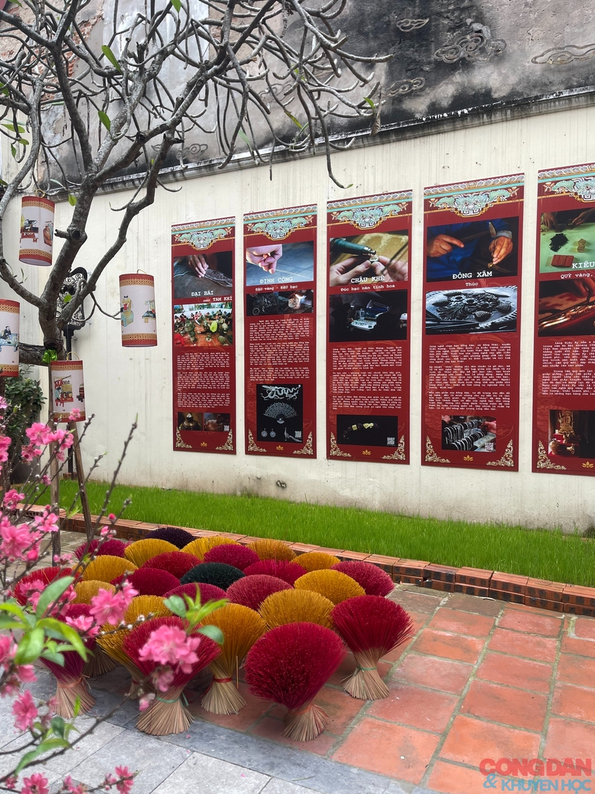 M&ugrave;ng 3 Tết: Người d&acirc;n n&ocirc; nức du xu&acirc;n, c&aacute;c điểm đến văn h&oacute;a H&agrave; Nội đ&oacute;n đ&ocirc;ng đảo du kh&aacute;ch- Ảnh 1.