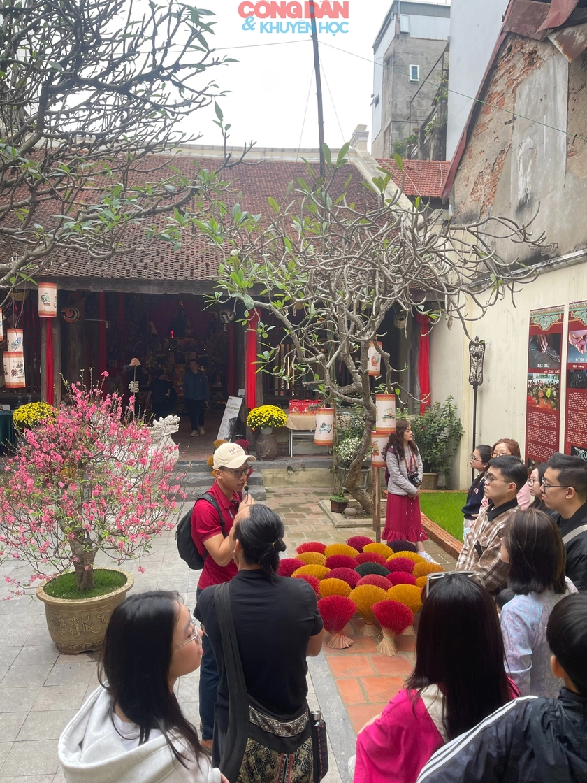 M&ugrave;ng 3 Tết: Người d&acirc;n n&ocirc; nức du xu&acirc;n, c&aacute;c điểm đến văn h&oacute;a H&agrave; Nội đ&oacute;n đ&ocirc;ng đảo du kh&aacute;ch- Ảnh 10.