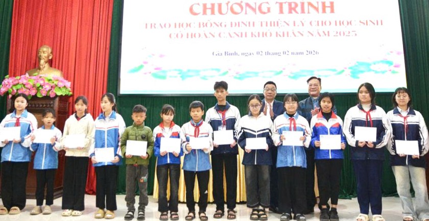 Hội Khuyến học tỉnh Bắc Ninh trao 100 suất học bổng Đinh Thiện L&yacute;, tiếp sức thế hệ trẻ đến trường - Ảnh 1.