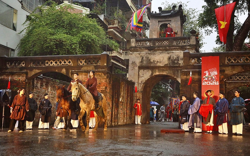 Miễn ph&iacute; nhiều điểm tham quan di t&iacute;ch - H&agrave; Nội lập kỷ lục lượng kh&aacute;ch du xu&acirc;n - Ảnh 1.