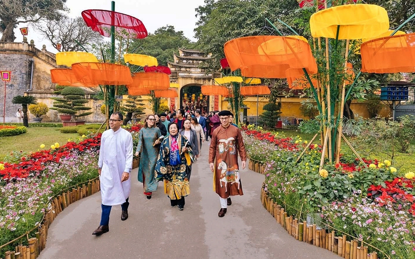 Miễn ph&iacute; nhiều điểm tham quan di t&iacute;ch - H&agrave; Nội lập kỷ lục lượng kh&aacute;ch du xu&acirc;n - Ảnh 2.