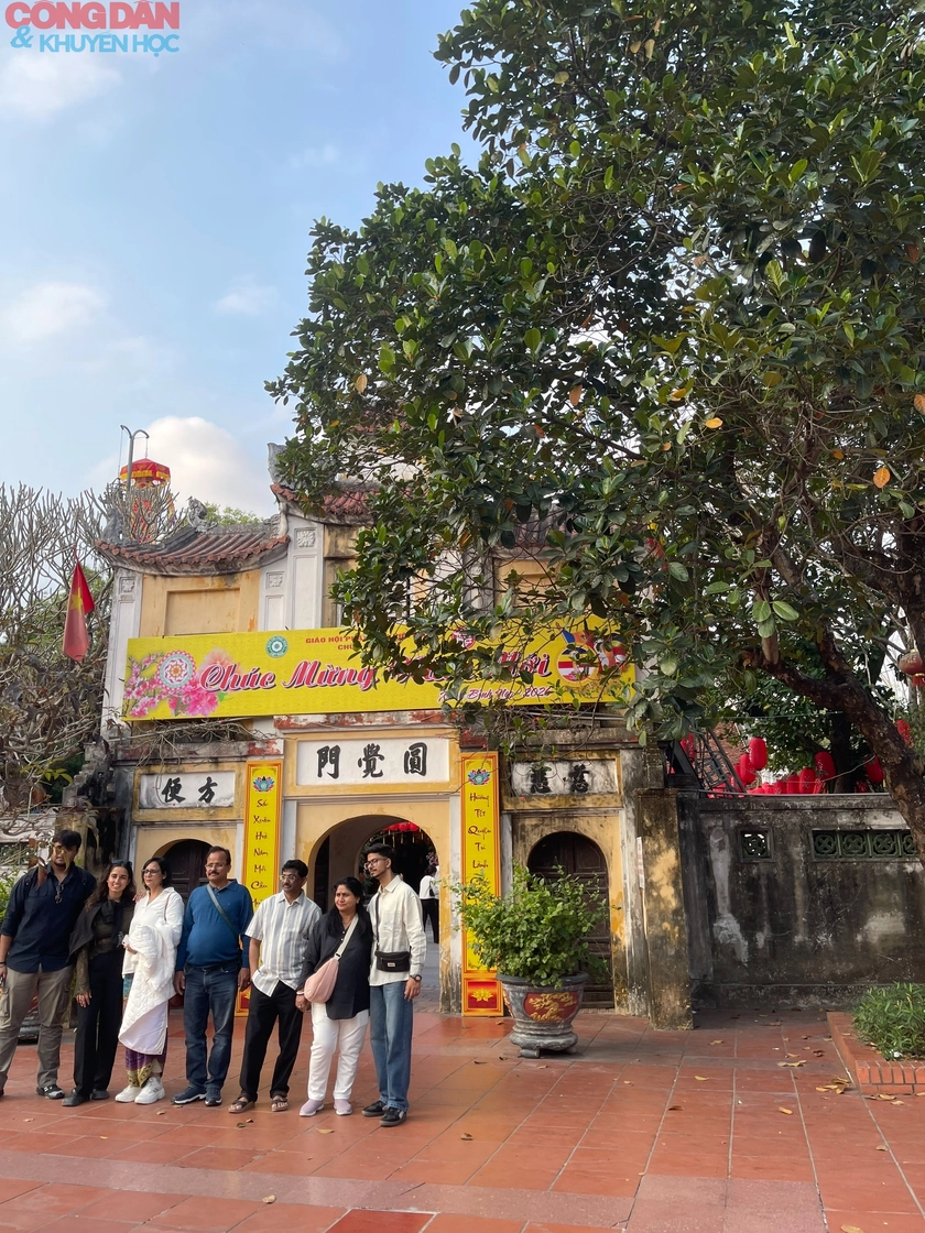 M&ugrave;ng 4 Tết: Người d&acirc;n v&agrave; du kh&aacute;ch h&ograve;a m&igrave;nh v&agrave;o kh&ocirc;ng gian Xu&acirc;n B&iacute;nh Ngọ - Ảnh 5.