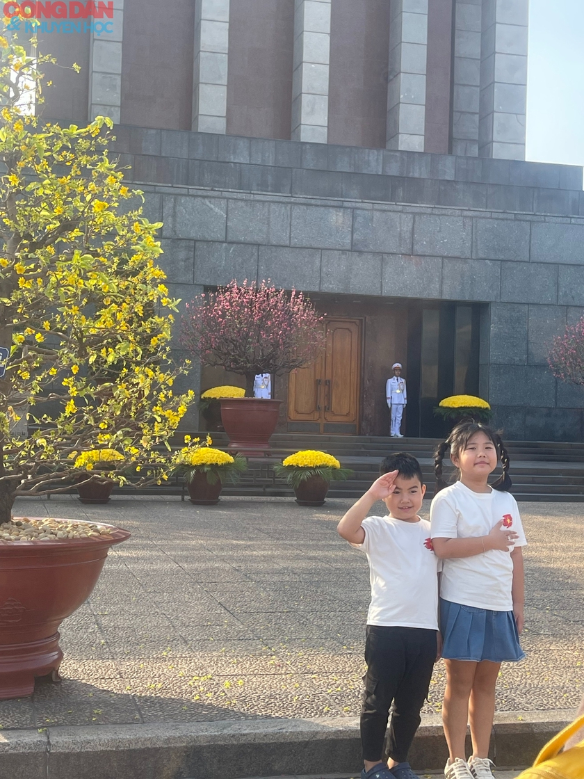 M&ugrave;ng 4 Tết: Người d&acirc;n v&agrave; du kh&aacute;ch h&ograve;a m&igrave;nh v&agrave;o kh&ocirc;ng gian Xu&acirc;n B&iacute;nh Ngọ - Ảnh 3.