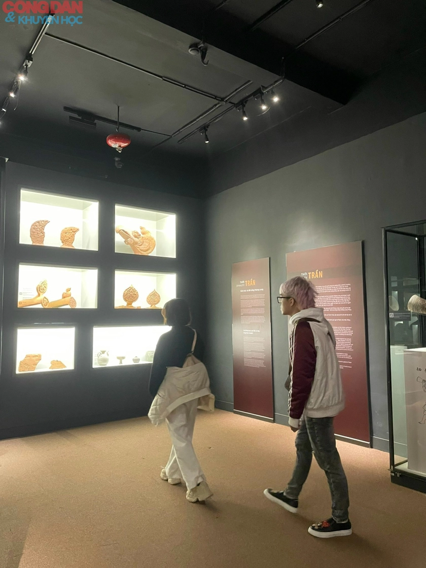 M&ugrave;ng 4 Tết: Người d&acirc;n v&agrave; du kh&aacute;ch h&ograve;a m&igrave;nh v&agrave;o kh&ocirc;ng gian Xu&acirc;n B&iacute;nh Ngọ - Ảnh 6.