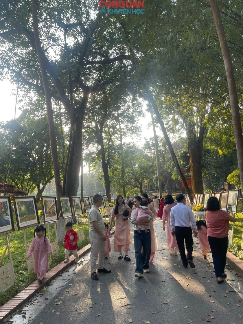 M&ugrave;ng 4 Tết: Người d&acirc;n v&agrave; du kh&aacute;ch h&ograve;a m&igrave;nh v&agrave;o kh&ocirc;ng gian Xu&acirc;n B&iacute;nh Ngọ - Ảnh 9.